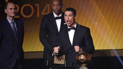 Cristiano Ronaldo a remport&eacute; son troisi&egrave;me Ballon d'or, le 12 janvier 2015, au si&egrave;ge de la Fifa, &agrave; Z&uuml;rich (Suisse). (OLIVIER MORIN / AFP)