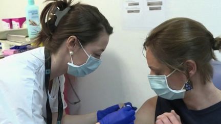 Covid-19 : les médecins généralistes s'organisent pour vacciner leurs patients (FRANCE 2)