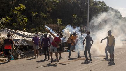 Des migrants manifestent à Lesbos, en Grèce, le 12 septembre 2020. (ANGELOS TZORTZINIS / AFP)