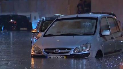 Dans la nuit du mercredi 7 décembre, un déluge s'est abattu sur Lisbonne et sa région, au Portugal. Une femme est morte lors de ces inondations soudaines. (FRANCE 3)