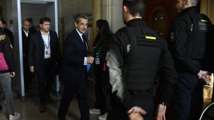 Nicolas Sarkozy sort de la cour d'appel de Paris, le 15 décembre 2022. (JULIEN DE ROSA / AFP)