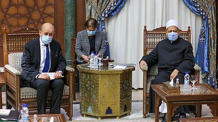 La rencontre entre le chef de la diplomatie française Jean-Yves Le Drian et le grand imam d'Al-Azhar, le 8 novembre 2020 au Caire, en Egypte. (HANDOUT / AL-AZHAR MEDIA CENTRE)