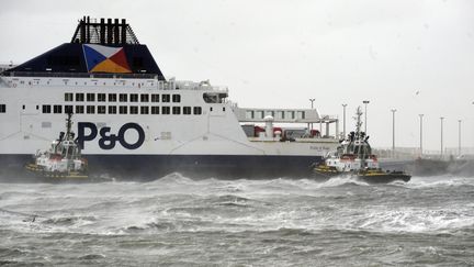 Le Pride of Kent de la compagnie P&amp;O Ferries échoué dans le port de Calais, le 10 décembre 2017.&nbsp; (MAXPPP)