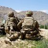 Des soldats américains observent le terrain lors d'une visite du commandant des forces américaines et de l'Otan en Afghanistan, le 6 juin 2019, dans le district de Nerkh. (THOMAS WATKINS / AFP)