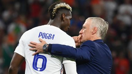 Paul Pogba et Didier Deschamps après le match contre le Portugal, le 23 juin 2021. (FRANCK FIFE / POOL / AFP)