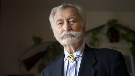 Robert Maloubier, espion fran&ccedil;ais,&nbsp;saboteur de Churchill, premier nageur de combat fran&ccedil;ais, &agrave; son domicile, &agrave; Houilles (Yvelines), le 5 janvier 2011. (BERTRAND LANGLOIS / AFP)