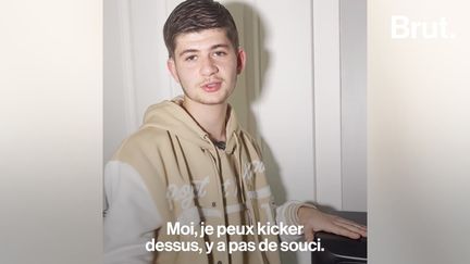 Il est sourd profond de naissance. Mais cela ne l’a pas empêché d’être passionné de musique. Aujourd’hui rappeur, il participe à la nouvelle édition de La France a un incroyable talent. Brut. a rencontré Mattéo.