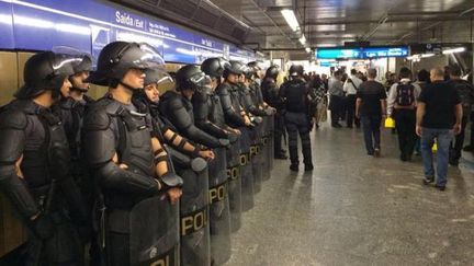 &nbsp; (La police dans le métro de Sao Paulo © Stéphane Rosembaum)