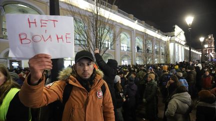 Un manifestant pour la paix dans le centre de Saint-Pétersbourg (Russie), le 24 février 2022. (SERGEI MIKHAILICHENKO / AFP)