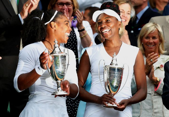 Venus et Serena Williams célèbrent leur titre en double à Wimbledon après avoir battu en finale Timea Babos et Yaraslava Shvedova, le 9 juillet 2016. (LINDSEY PARNABY / ANADOLU AGENCY)