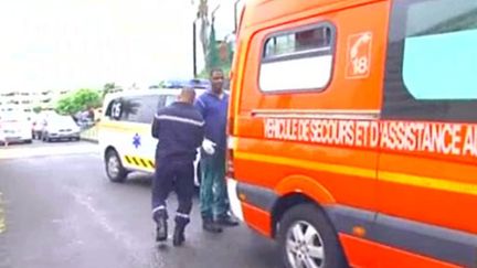 Les secours, devant un lycée de Schoelcher (Martinique) où un lycéen a été poignardé (21 septembre 2010) (FTV)