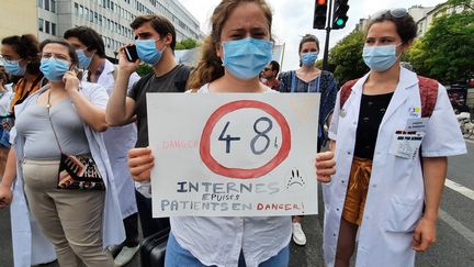 Une centaine d'internes en médecine ont manifesté devant l'hôpital de la Pitié-Salpêtrière à Paris, ce samedi 19 juin 2021, pour dénoncer des rythmes de travail infernaux. (BENJAMIN ILLY / RADIO FRANCE)