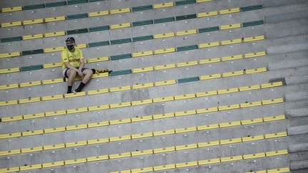 Un supporter nantais avant le match de football entre Nantes et Nîmes au stade de la Beaujoire à Nantes, le 30 août 2020 (photo d'illustration). (SEBASTIEN SALOM-GOMIS / AFP)