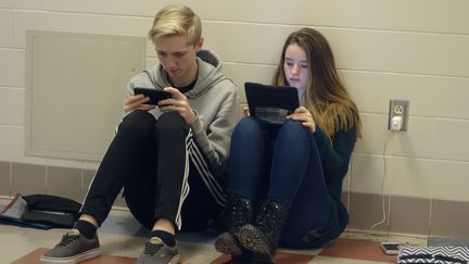 L'usage des téléphones portables est interdit en classe, mais pas dans les couloirs des établissements. (GETTY IMAGES)