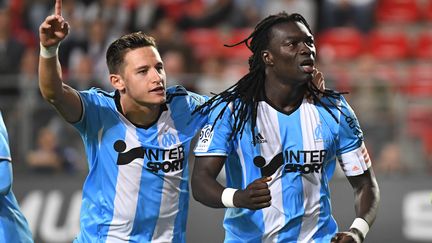 Florian Thauvin et Bafetimbi Gomis, les deux joueurs de l'OM (DAMIEN MEYER / AFP)