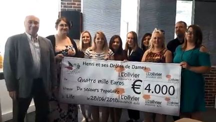 Remise du chèque de 4 000 euros au Secours Populaire. (L'Olivier)