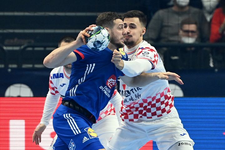 Kentin Mahé against Croatia during Euro 2022 handball.  (ATTILA KISBENEDEK / AFP)