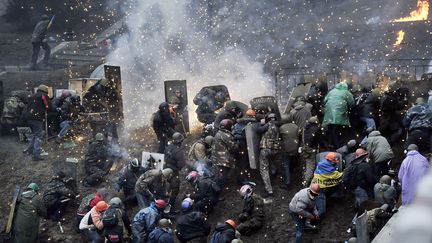 Des manifestants r&eacute;sistent &agrave; la police le 20 f&eacute;vrier 2014 &agrave; Kiev (Ukraine). (LOUISA GOULIAMAKI / AFP)