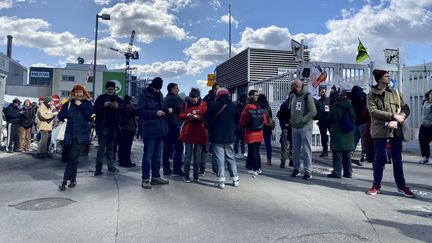 Des opposants à la réforme des retraites bloquent le site de l'incinérateur d'Ivry, en banlieue parisienne, le 27 mars 2023. (MATHILDE GOUPIL / FRANCEINFO)