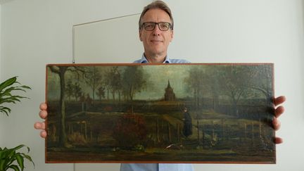 Le détective d'art néerlandais Arthur Brand avec le tableau "Le jardin du presbytère à Nuenen au printemps", peint par Vincent van Gogh en 1884, chez lui à Amsterdam, le 11 septembre 2023. (HANDOUT / ARTHUR BRAND)