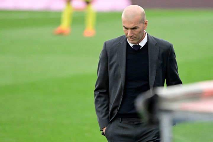 Zinedine Zidane s'est un temps écarté des Merengues avant d'être rappelé neuf mois plus tard, au printemps 2019, pour remplacer Santiago Solari. (JAVIER SORIANO / AFP)