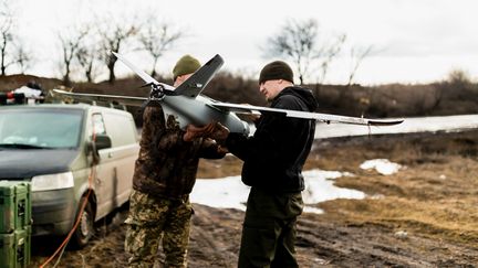 Two soldiers operate a drone near the front line in Ukraine's Donbass (MARCO CORDONE / MAXPPP)