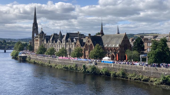 Sur les bords du Tay, ils étaient des milliers à prendre le départ du Gran Fondo, le 4 août 2023. (Franceinfo: sport)