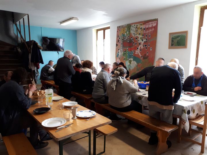 La vingtaine de résidents de la "ferme-prison" de Moyembrie (Aisne) ont, entre autres obligations, celle de déjeuner collectivement tous les jours. Un résident s’occupe de la préparation des repas. (MATHILDE LEMAIRE / FRANCEINFO)