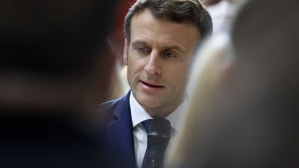 Le président de la République, Emmanuel Macron, en visite au Salon de l'agriculture, à Paris, le 26 février 2022.&nbsp; (LUDOVIC MARIN / AFP)