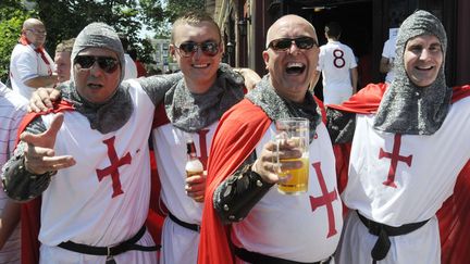 GROUPE D - ANGLETERRE - Le drapeau anglais est inspir&eacute; de la croix des Templiers et les supporters ne l'ont pas oubli&eacute;. (SERGEI CHUZAVKOV / AP / SIPA)