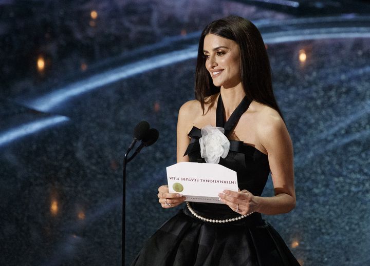 Penelope Cruz en robe licou Chanel au corsage orné du camélia blanc de la maison.&nbsp;&nbsp;92e cérémonie des Oscars, dans la nuit du dimanche 9 au lundi 10 février à Los Angeles.&nbsp; (ARTURO HOLMES / WALT DISNEY TELEVISION)