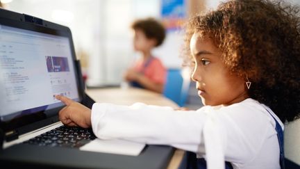 Les enfants qui se confrontent plus de deux heures par jour aux écrans ont de moins bonnes capacités cognitives que les autres, selon une étude publiée le 27 septembre 2018 dans "The Lancet". (CAIA IMAGE / SCIENCE PHOTO LIBRARY / NEW / AFP)