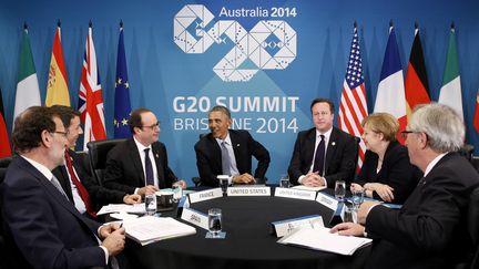 Le Pr&eacute;sident des Etats-Unis, Barack Obama, s'entretient avec plusieurs dirigeants de l'Union Europ&eacute;enne &agrave; propos de la situation en Ukraine, dimanche 16 novembre, au sommet du G20 &agrave; Brisbane (Australie). (KEVIN LAMARQUE / REUTERS)