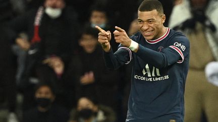 Kylian Mbappé célèbre son but contre Monaco, au Parc des Princes, dimanche 12 décembre 2021. (ANNE-CHRISTINE POUJOULAT / AFP)