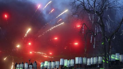 Des policiers ukrainiens se prot&egrave;gent derri&egrave;re leurs boucliers lors d'affrontements avec des manifestants pr&egrave;s de la place de l'Ind&eacute;pendence &agrave; Kiev (Ukraine), le 18 f&eacute;vrier 2014. (REUTERS)