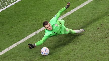 Dominik Livakovic en action lors du huitième de finale entre la Croatie et le Japon, le 5 décembre 2022. (EVRIM AYDIN / AFP)