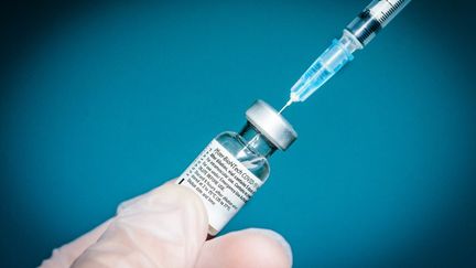 Pour le Dr Philippe de Chazournes, médecin généraliste et membre d’un collectif anti-vaccination, les vaccins contre le Covid-19 seraient dangereux en raison d’un effet indésirable : la myocardite. Mais qu’est-ce que la myocardite et comment la vaccination peut-elle la déclencher ?