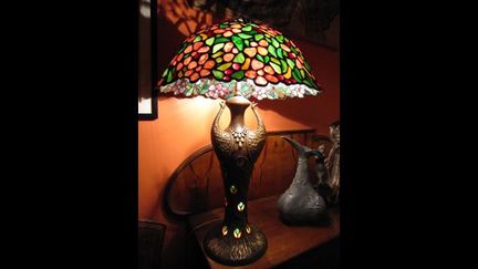 Lampe en pâte de verre cloisonnée de l&#039;Américain Louis-Comfort Tiffany
 (Corinne Jeammet)