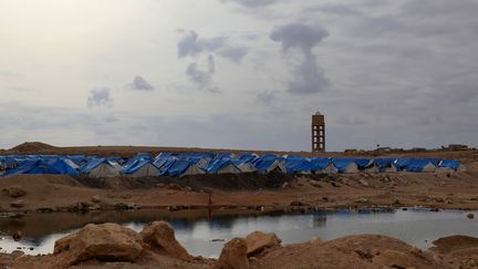 Le camp de déplacés d'Aïn Issa, dans le nord de la Syrie, le 15 février 2018. C'est dans ce camp que se trouvaient, avant l'offensive turque en Syrie,&nbsp;les quatre Françaises aujourd'hui détenues par la Turquie et leurs sept enfants. (DELIL SOULEIMAN / AFP)