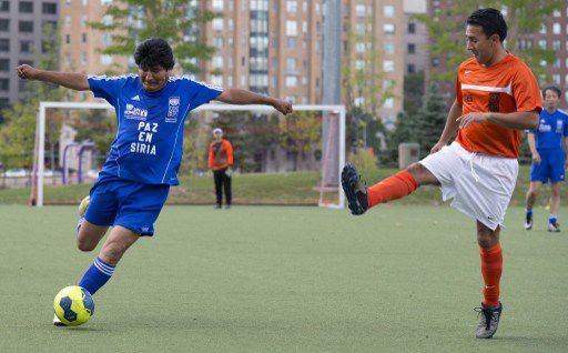 Evo Morales a affronté l'équipe de football de l'ONU en septembre 2013, à New-York, en marge de la 68e session de l'Assemblée générale des Nations Unies. (AFP PHOTO/Don Emmert)