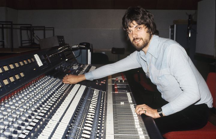 Alan Parsons, musicien, ingénieur du son et producteur britannique, pose devant la table de mixage d'un studio d'enregistrement à New York (Etats-Unis), en 1979. (RICHARD E. AARON / REDFERNS / GETTY IMAGES)