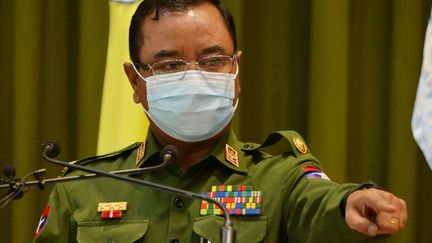 Le responsable de l'information de la junte militaire birmane, Zaw Min Tun, lors d'une conférence de presse, à&nbsp;Naypyidaw, la capitale administrative de la Birmanie, le 26 janvier 2021. (THET AUNG / AFP)