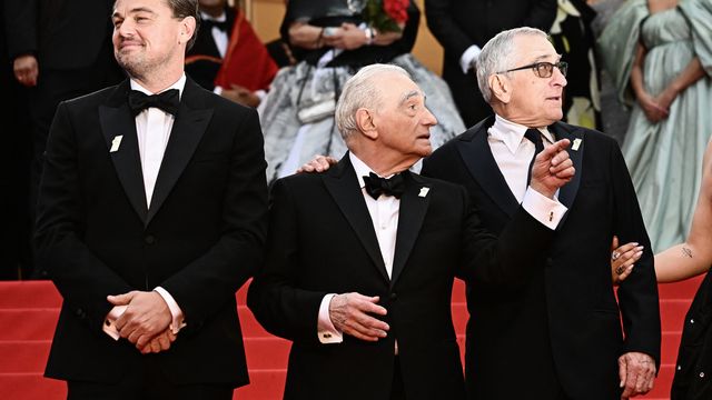 C'est l'histoire de trois monstres sacrés du cinéma. Leonardo DiCaprio, Martin Scorsese et Robert De Niro ont monté les marches pour le film "Killer of the flower Moon", le dernier long-métrage du réalisateur. C'est la dixième collaboration entre De Niro et Scorsese, et la sixième pour DiCaprio. (LOIC VENANCE / AFP)