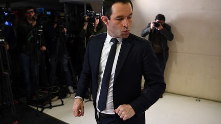 Benoît Hamon avant de prendre la parole devant la Mutualité française, à Paris, le 21 février. (ALAIN JOCARD / AFP)