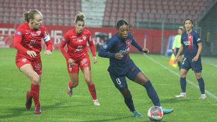 Dijon-PSG, le dimanche 12 novembre 2023 à 21 heures, s'est disputé devant 1 200 personnes, contre 2 330 pour la même affiche la saison dernière un dimanche à 14h45. (MAXPPP)