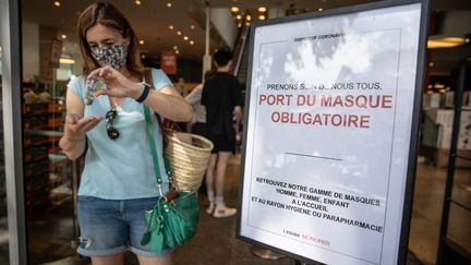 L’obligation de sortir masqué dans les lieux publics clos commence ce lundi 20 juillet.&nbsp;Quartier de Beaugrenelle, dans le XVe arrondissement de Paris, le 19 juillet 2020. (FRED DUGIT / MAXPPP)