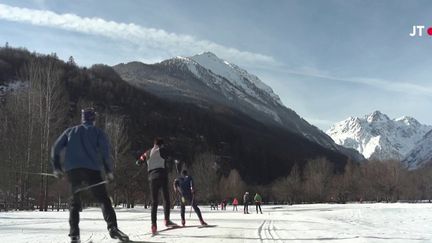 L’altitude est réputée pour favoriser l’oxygénation et donc la performance. Les kayakistes sont en pleine préparation dans les Hautes-Alpes. (France 2)