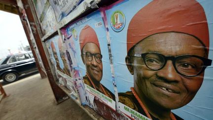 Une affiche à l’effigie du candidat Buhari, le 23 mars 2015 dans le Sud-Ouest du Nigeria, à quelques jours de la présidentielle du 28 mars. (AFP/PIUS UTOMI EKPEI)