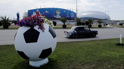 Une voiture passe devant le stade de Sotchi (Russie), le 29 juin 2018. (HENRY ROMERO / REUTERS)