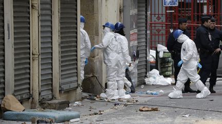 Les enquêteurs sur les lieux de l'assaut à Saint-Denis (Seine-Saint-Denis), le 19 novembre 2015.&nbsp; (KENZO TRIBOUILLARD / AFP)